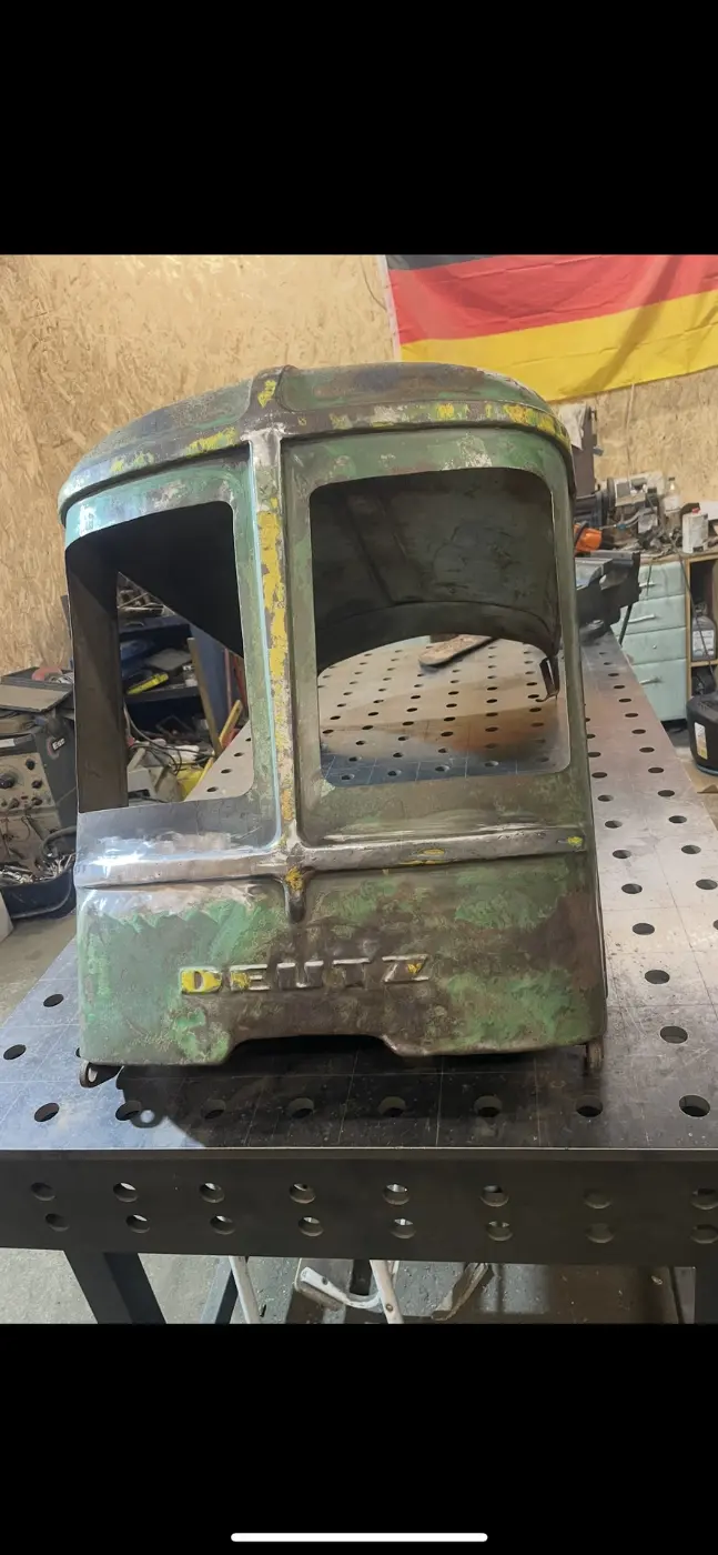 DEUTZ-Motorhaube vor der Restauration — rostig und beschädigt